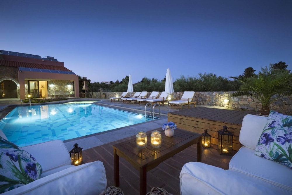 Nafsika Villa in Litsarda — 4-Star Luxury Hotel in Georgioupolis, Greece