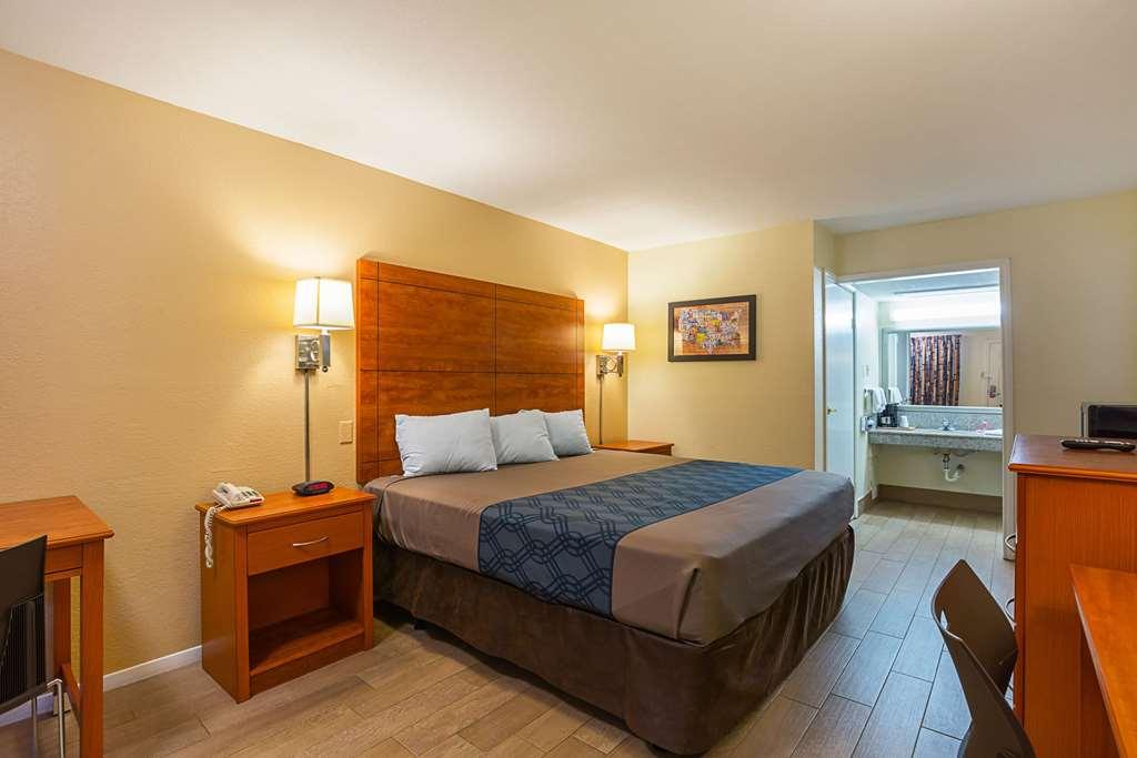 Econo Lodge Huntsville University Area - photo 16