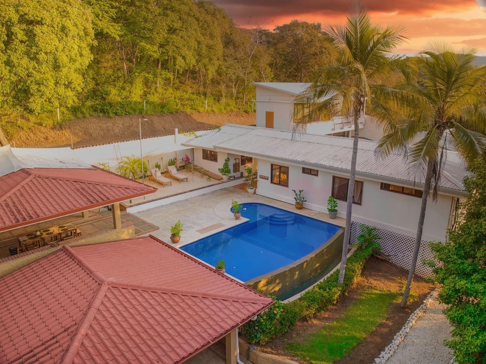 Few Steps to Beach Private Pool and Jacuzzi in Sardinal, Costa Rica