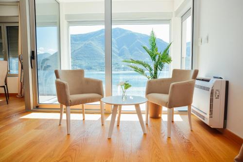 Sea view apartment for 4 — 4-Star Luxury Hotel in Kotor, Montenegro