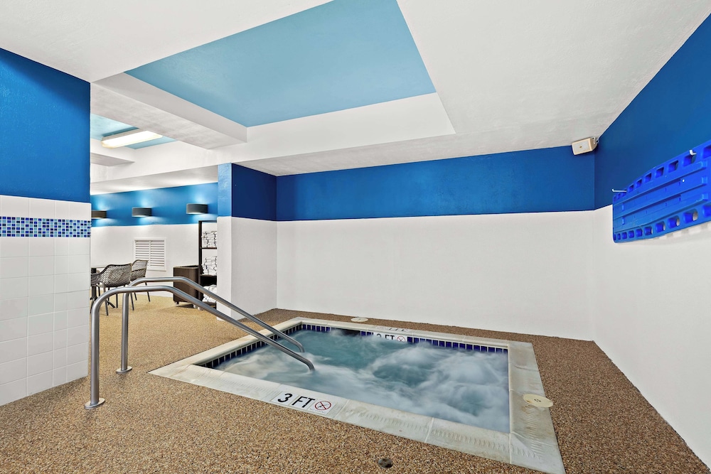 Hampton Inn & Suites Canton - photo 23