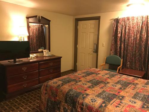 Hwy Express Inn & Suites - photo 8
