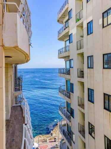 Beautiful 3 bed rm apartment close to sea and best of Sliema — 4-Star Luxury Hotel in Sliema, Malta