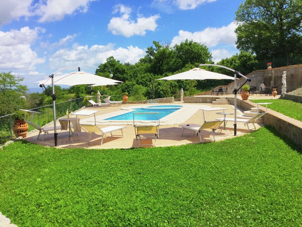 Peaceful Villa in Montefiascone with Hot Tub — 4-Star Luxury Hotel in Montefiascone, Italy
