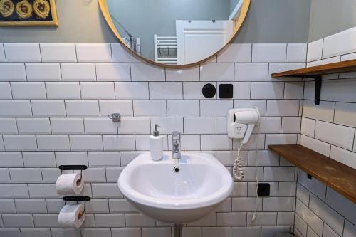 Chic Abanotubani Apt By Wehost