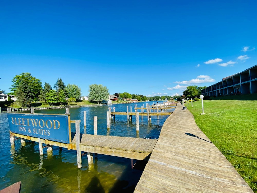 Fleetwood Inn & Suites - photo 20