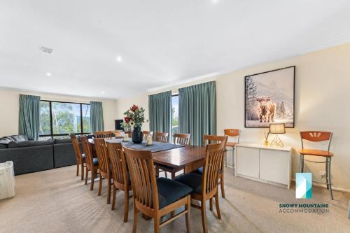 Cobbon Retreat 5BR House l Pet Friendly l Large Fenced Backyard l WiFi l Great Location — 4-Star Luxury Hotel in Jindabyne, Australia