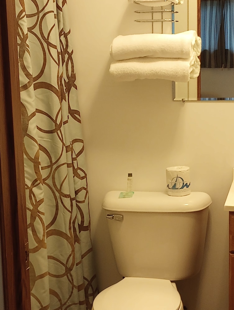 Harbor Beach Inn - photo 16
