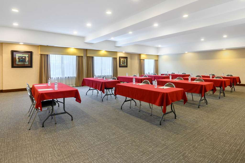 La Quinta Inn & Suites by Wyndham Longview North - photo 26