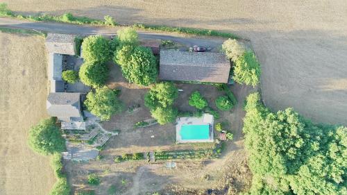 Gîte 'à la campagne' met gedeeld zwembad. — hotel in Crespin