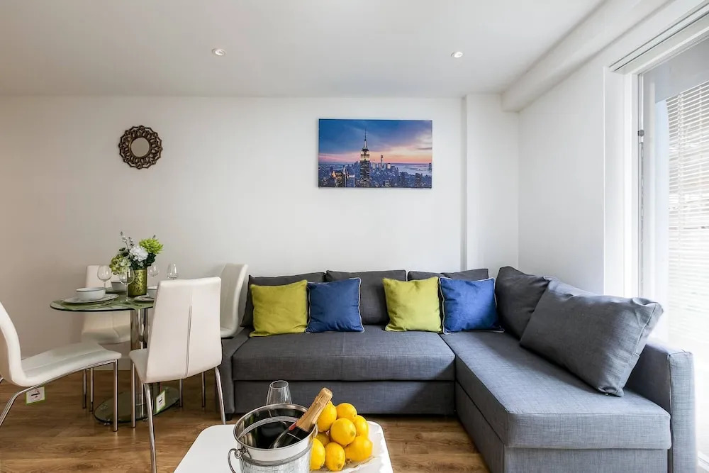 Skyvillion Tower Point Enfield 2bed Wbalcony — hotel in Enfield Town