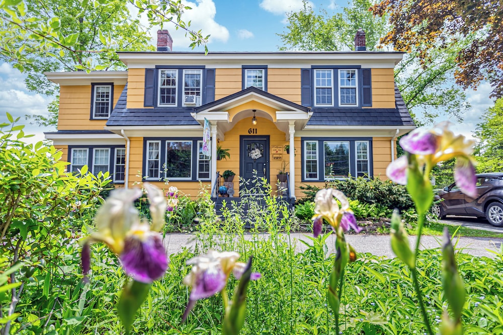 The Stella Rose B&B — 4-Star Luxury Hotel in Wolfville, Canada