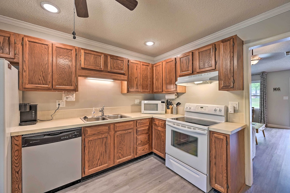 Lovely High Point Abode 2 Mi To University 17357330 — High Point