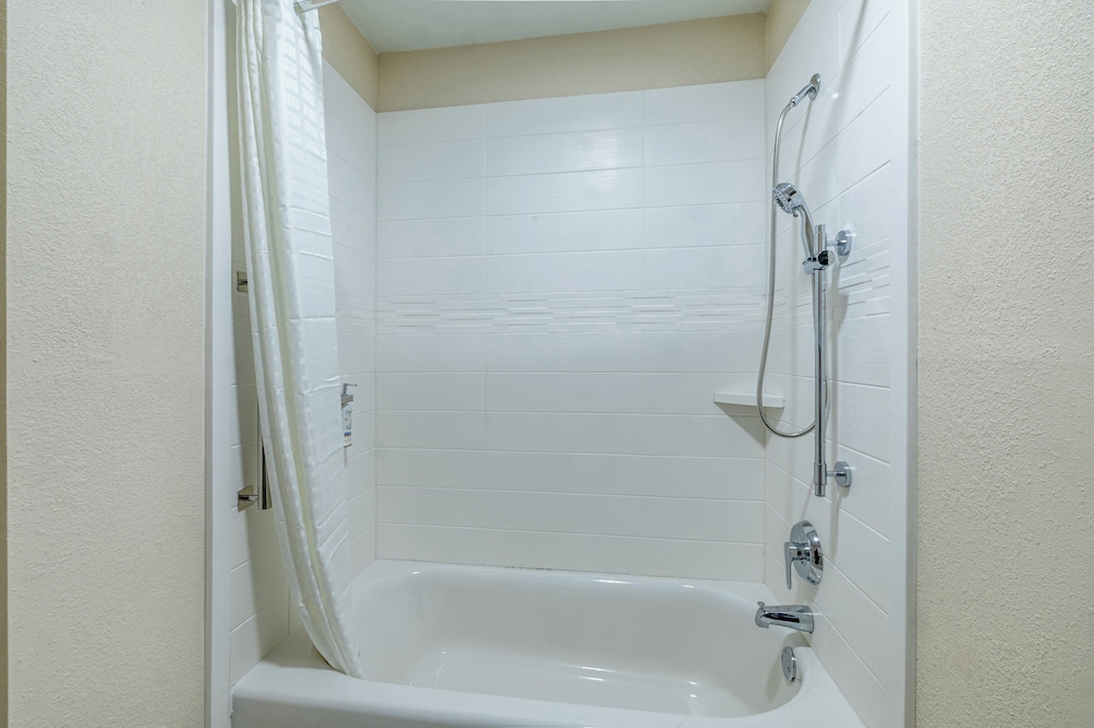 Candlewood Suites Wichita Northwest - photo 32