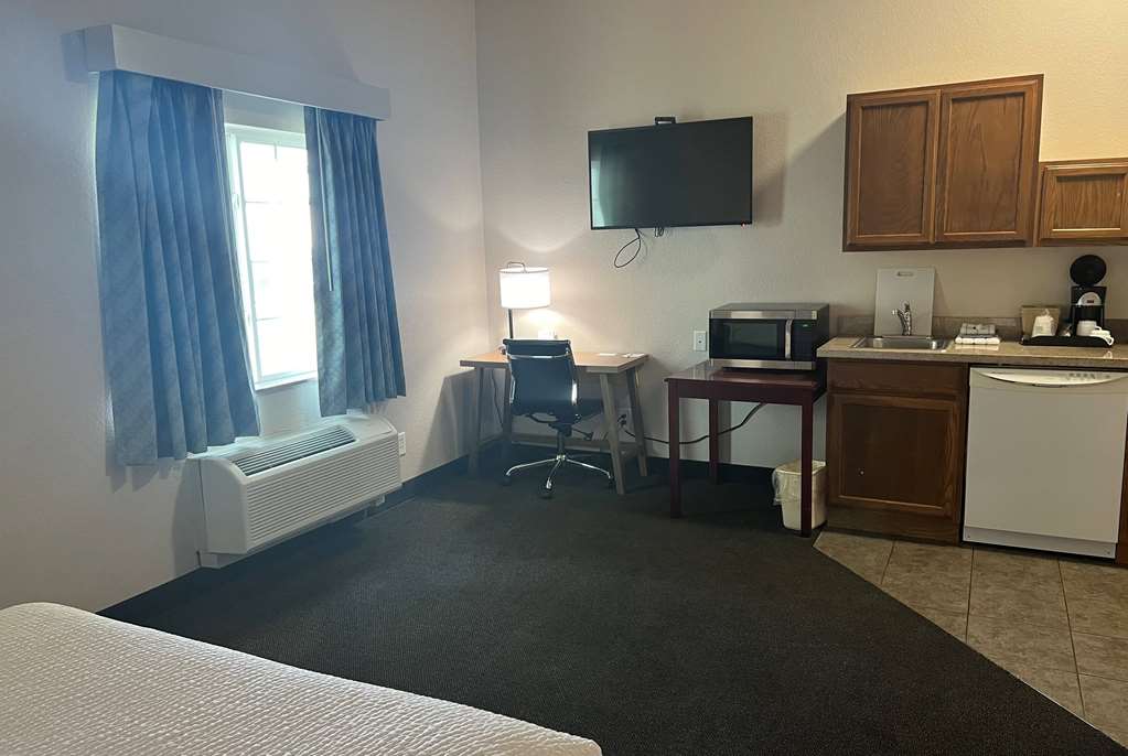 Days Inn & Suites by Wyndham Columbus NE - photo 11