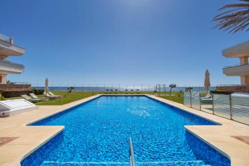 Luxury Beachfront Penthouse Marbella Heated Pool & Seaviews - carbon neutral hotel in Estepona