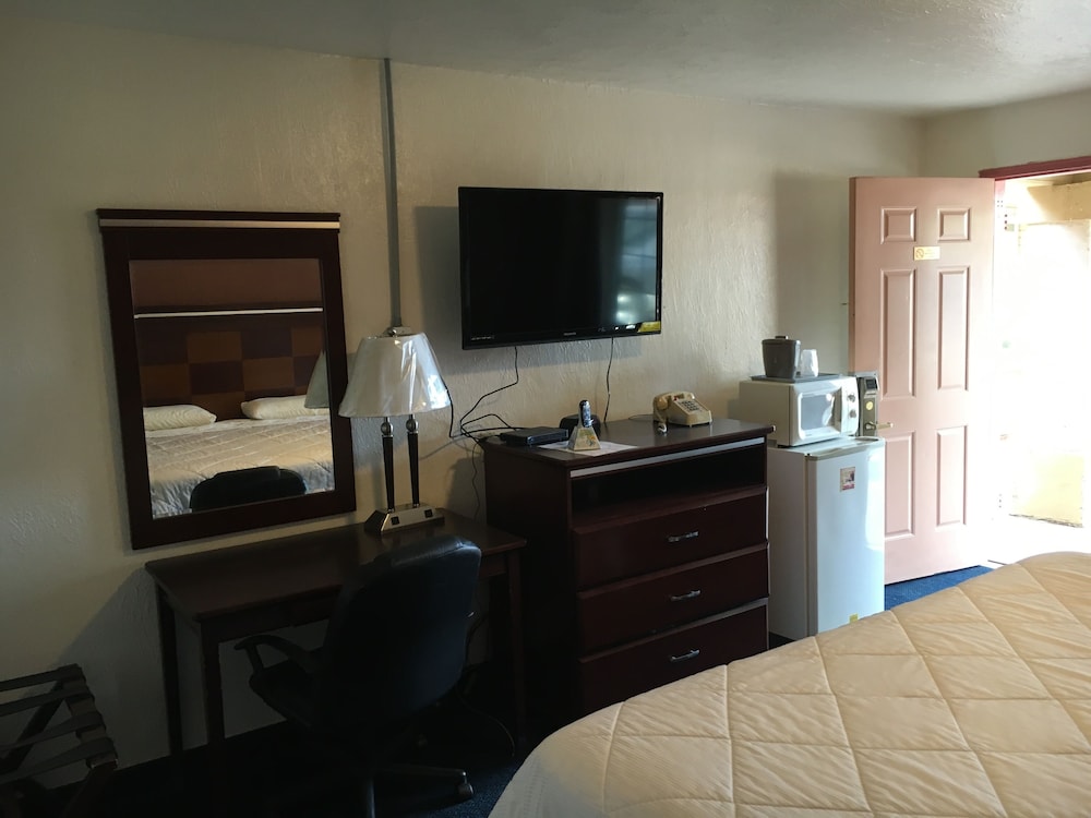 Deluxe Inn Of Roswell - photo 7