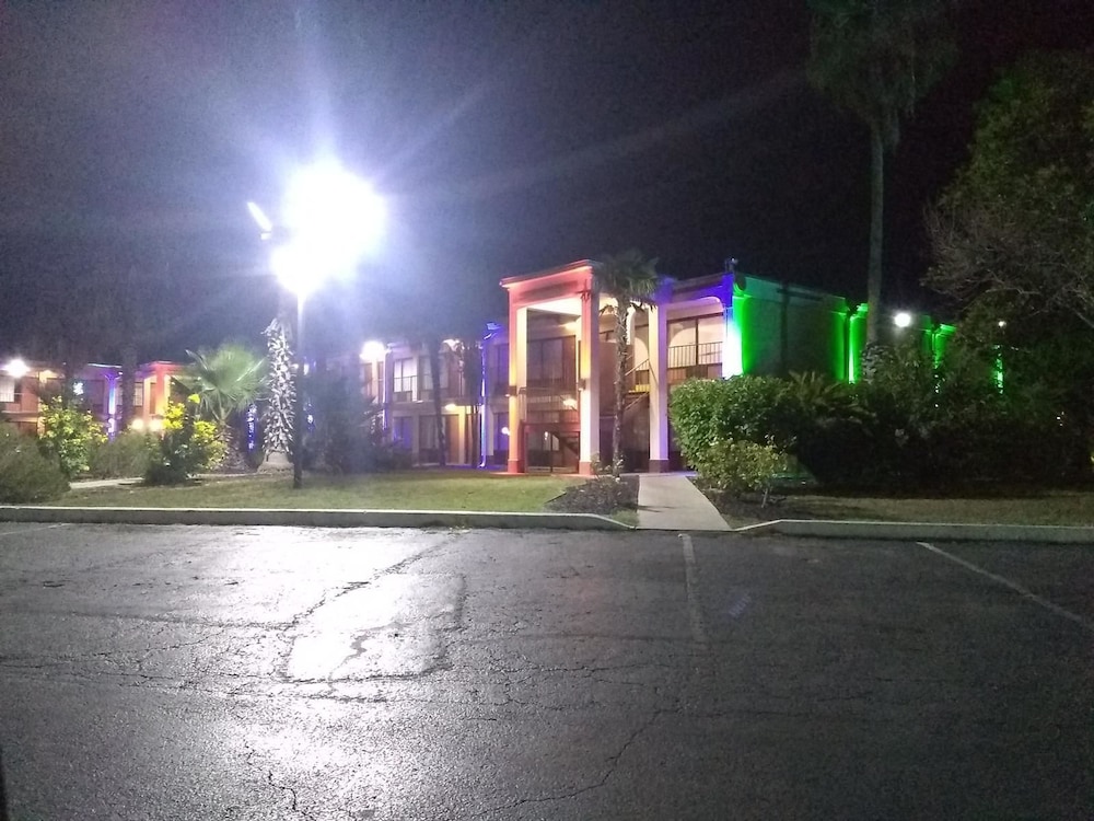 Knights Inn San Antonio near Frost Bank Center - photo 41