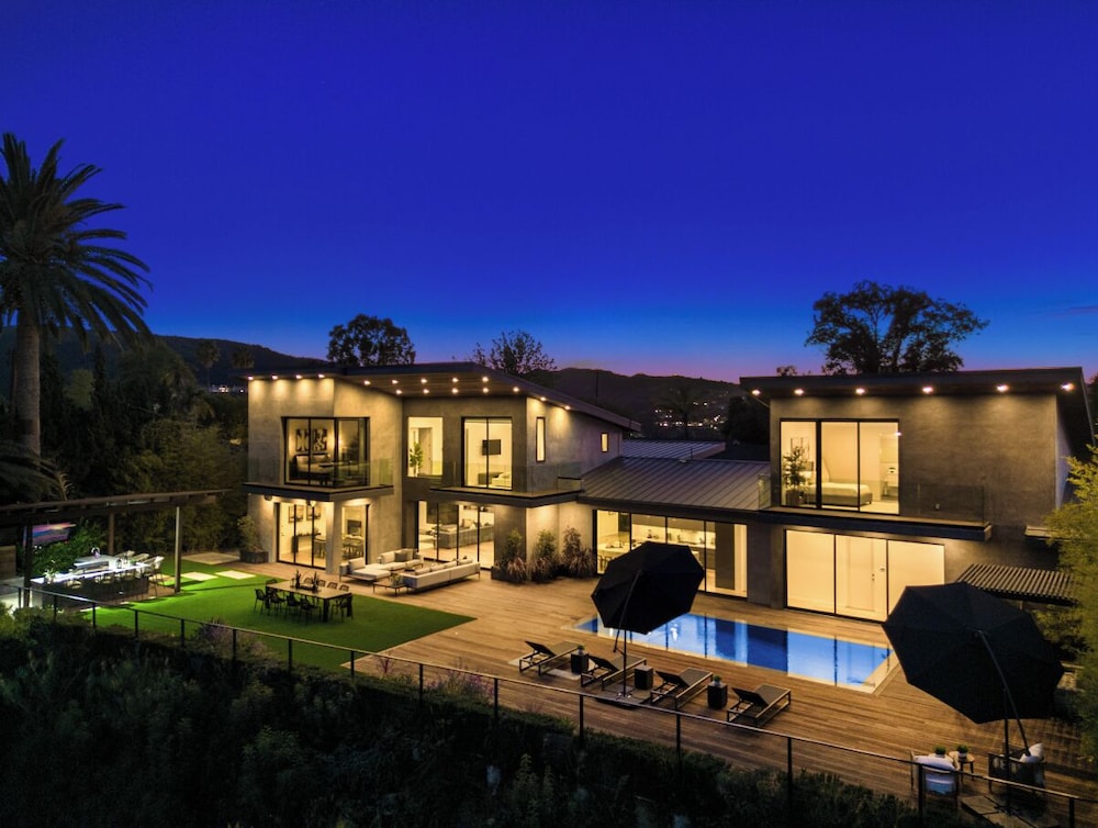 Skyline Luxury Haven — 4-Star Luxury Hotel in Los Angeles, United States