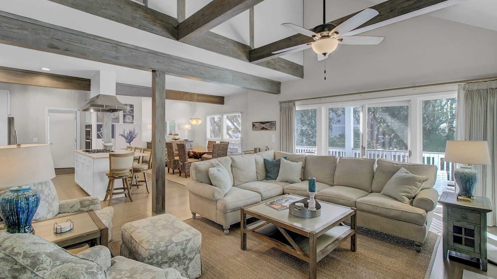 3704 Cameron by Avantstay Pool Bar Multiple Balconies in Isle Of Palms, United States