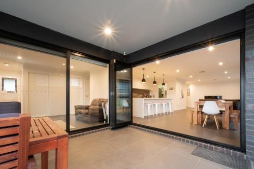 Modern Home for Large Groups or Families — 4-Star Luxury Hotel in Newstead, Australia