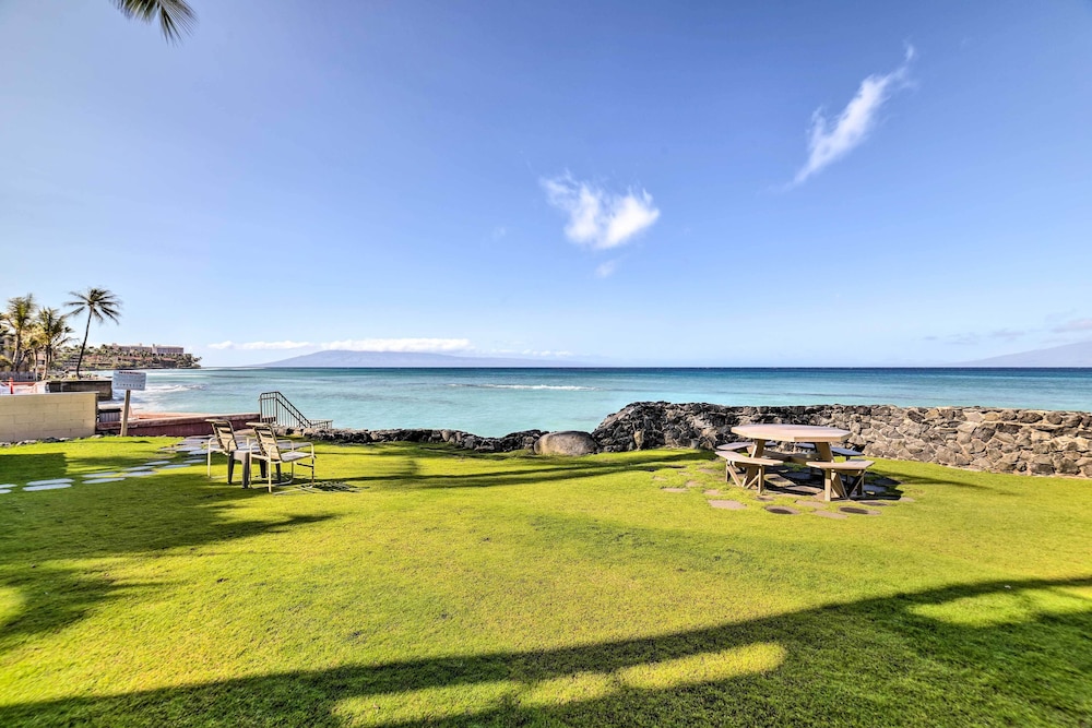 Beachfront Lahaina Condo Pool and Grill Access — 4-Star Luxury Hotel in Napili-Honokowai, United States