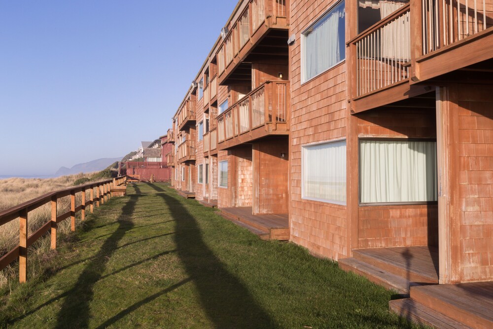 Cozy Cove Beachfront Resort Inn - photo 47