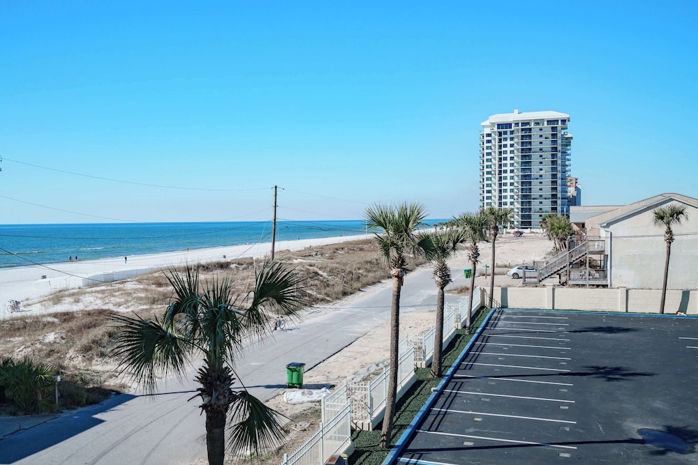 Bethys Beachy Beauty Regency Towers - photo 19