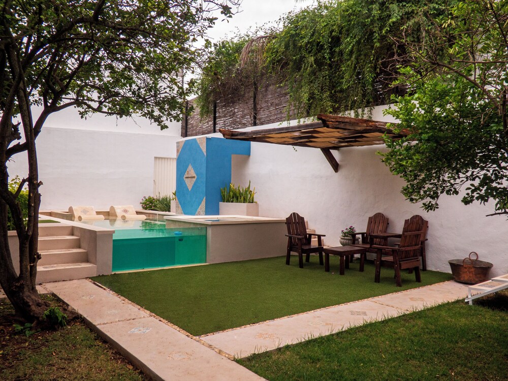 Hotel Boutique Flores Y Gemas — Merida