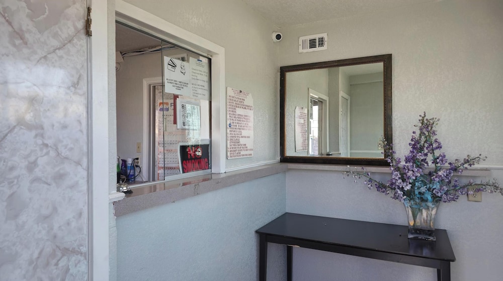 Super 7 Inn By OYO San Antonio NW Medical Center - photo 35