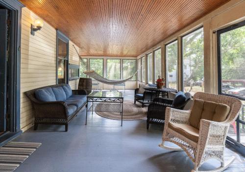 Pavillion Paradise is Walking Distance to Lake Michigan in Holland, United States