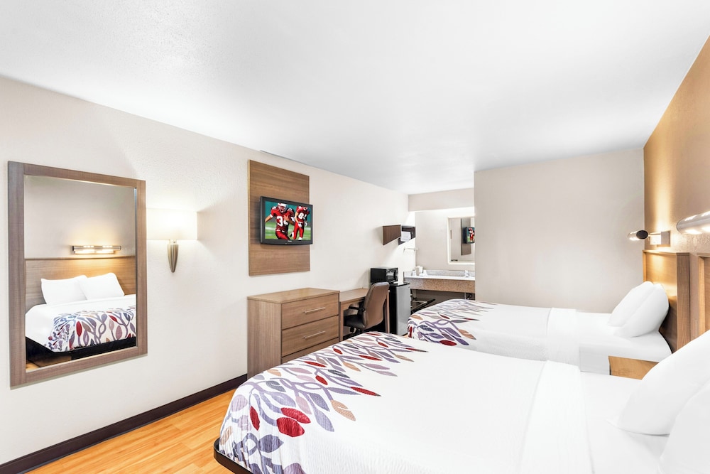 Red Roof Inn Indianapolis North College Park - photo 12