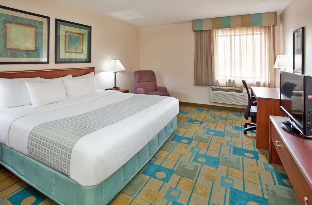 La Quinta Inn & Suites by Wyndham Des Moines West Clive - photo 39