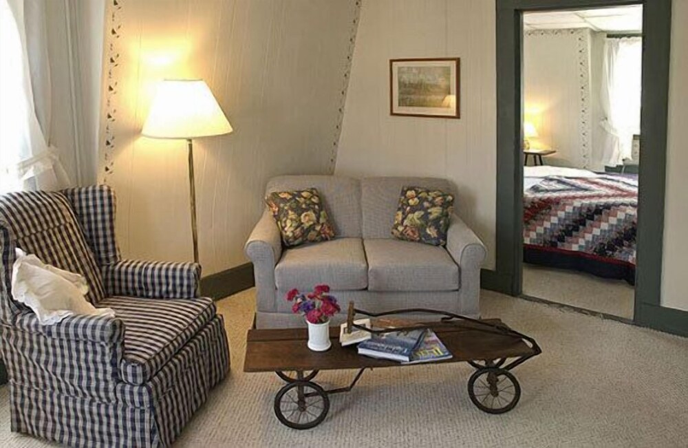 Yardarm Village Inn - photo 8