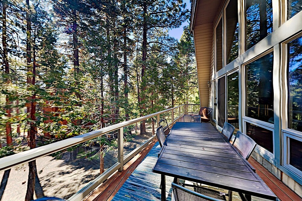 New Listing Stylish Ski & Lake Getaway w Deck home