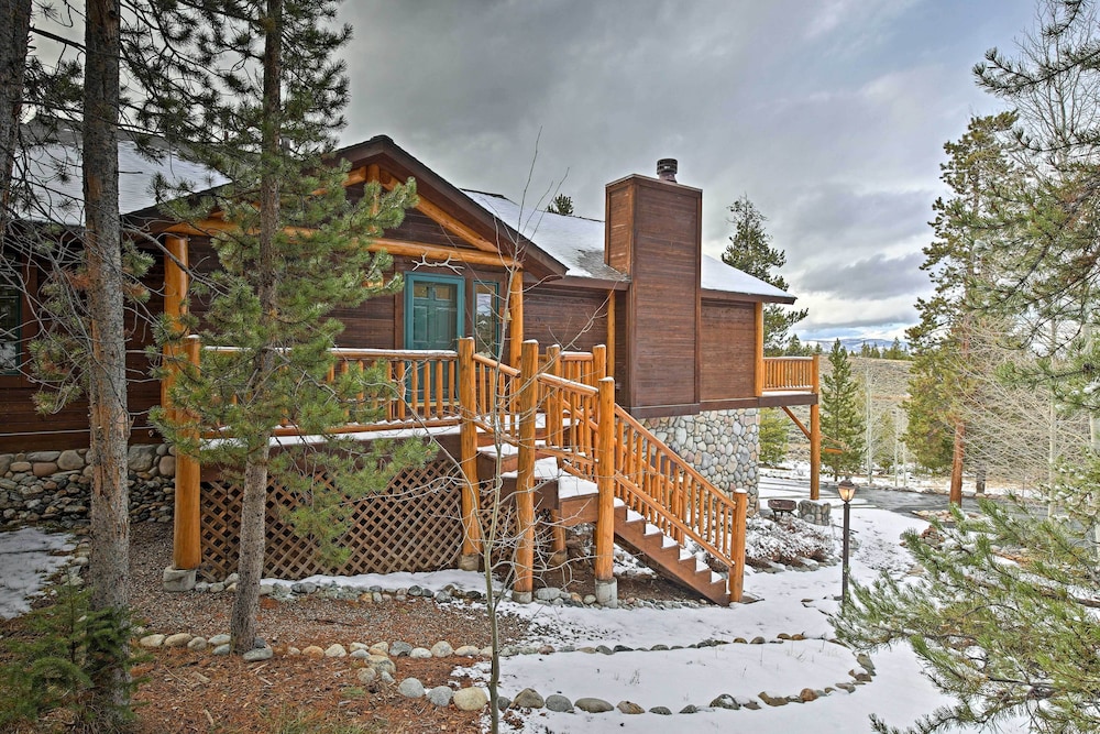 2 Mi To Skiing Mtn View Home with Deck in Granby — 4-Star Luxury Hotel in Granby, United States