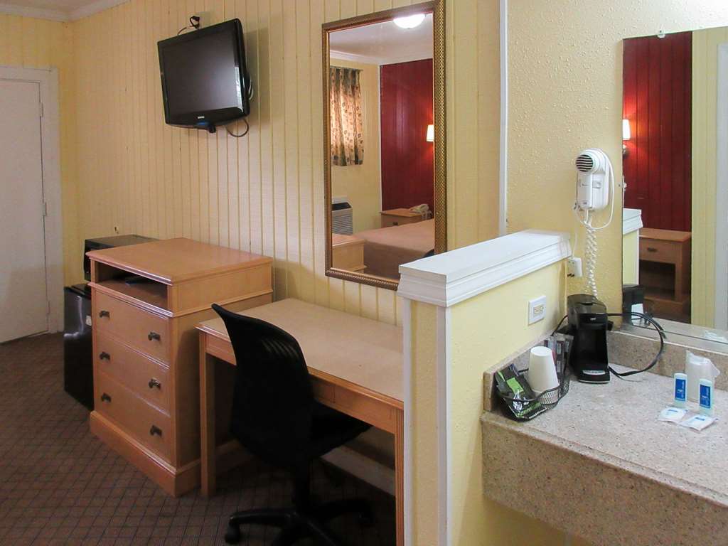 Rodeway Inn Kansas City Downtown Area - photo 11