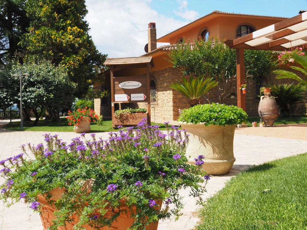 Agriturismo il Drago — 4-Star Luxury Hotel in Aidone, Italy