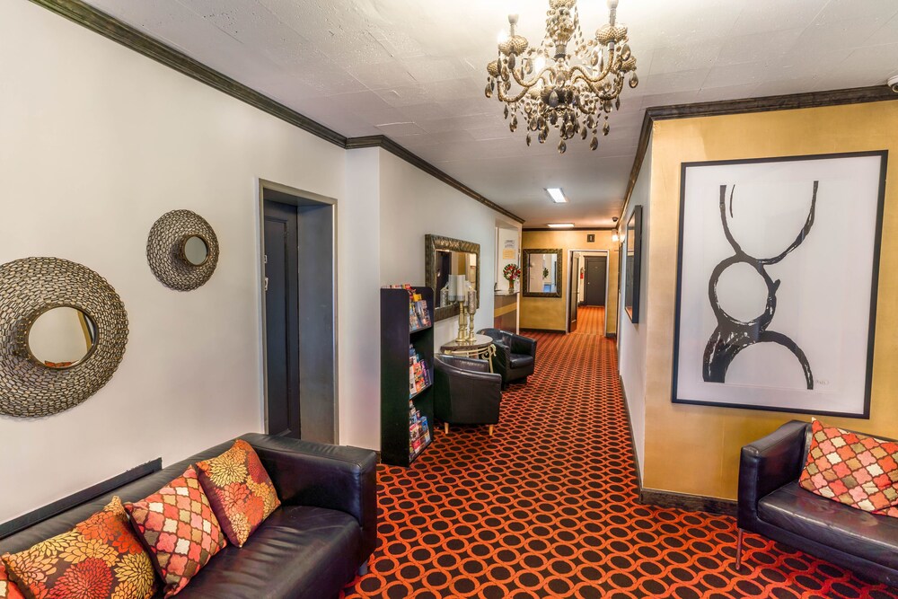 Royal Park Hotel and Hostel - photo 8