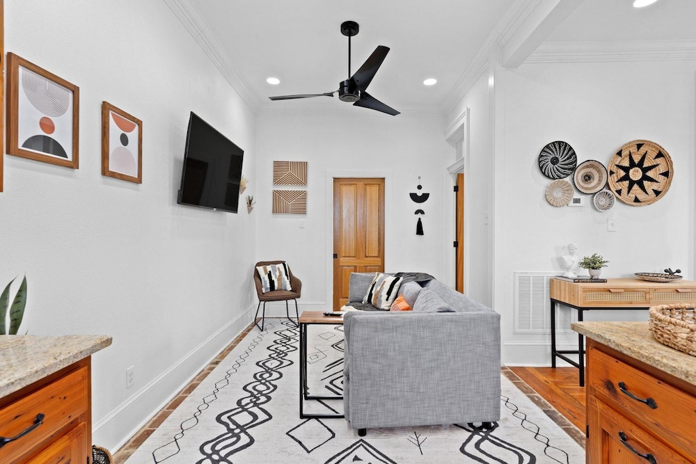 Mid City 2BR w Balcony Near Canal Streetcar - photo 10