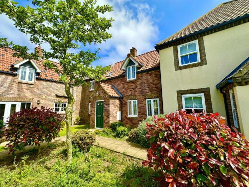 Puddleduck Cottage Part of the The Bay Filey Holiday Village with pool gym and direct beach access pub restaurant tennis and meadows walks — 4-Star Luxury Hotel in Filey, United Kingdom