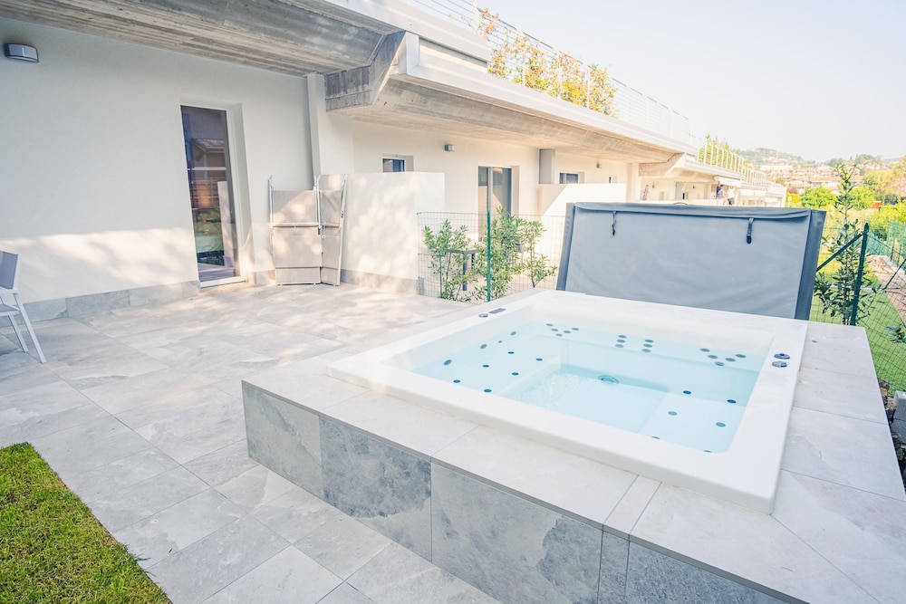 Garda Luxury Suite Italian Homing — 4-Star Luxury Hotel in Padenghe Sul Garda, Italy