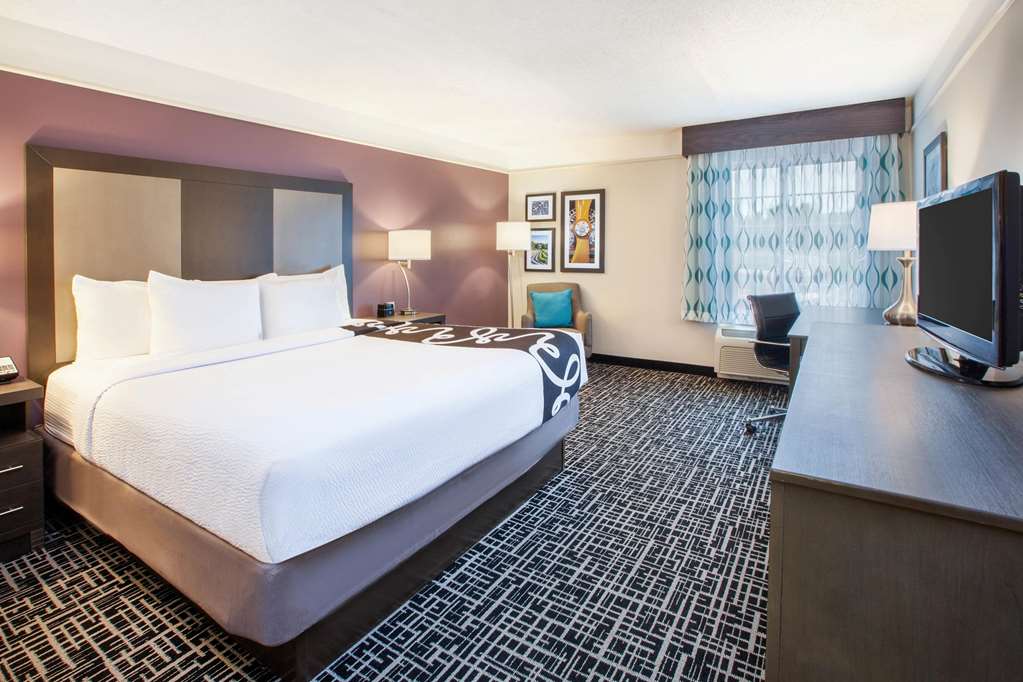 La Quinta Inn & Suites by Wyndham Cincinnati Airpt Florence - photo 22