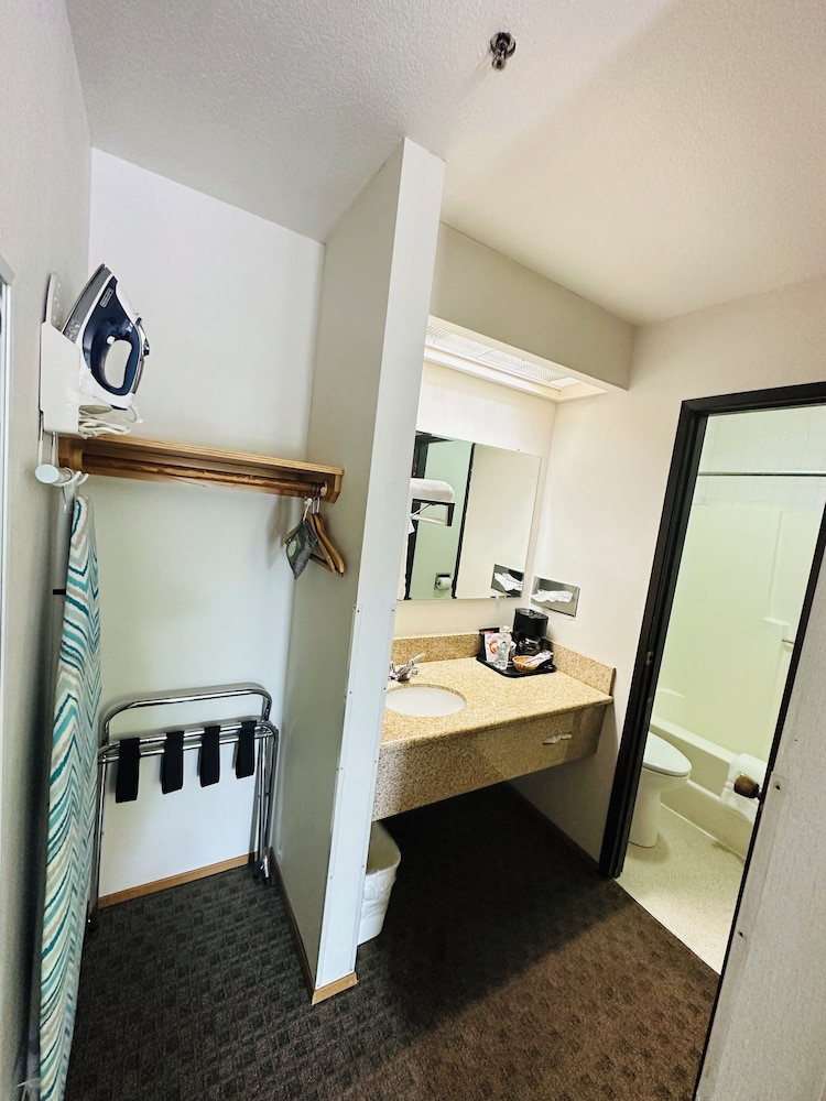 Timberland Inn & Suites - photo 77