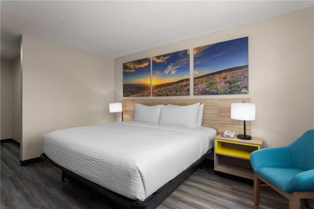 Days Inn and Suites by Wyndham Hammond IN - photo 13