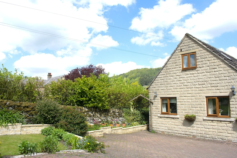 Innisfree Cottage — 4-Star Luxury Hotel in Hope Valley, United Kingdom