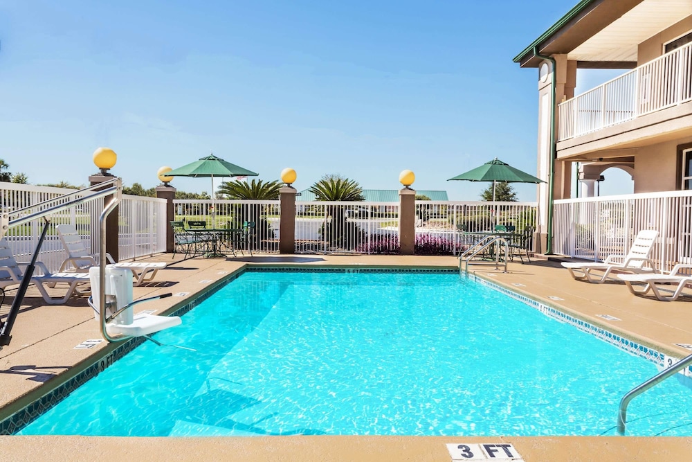 Super 8 by Wyndham Marianna I 10 - photo 32