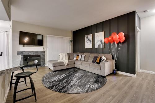 6 Mi to Vegas Strip City View Gem with Pool Access