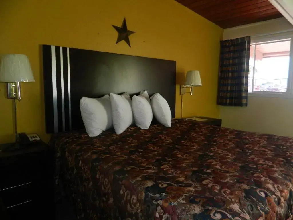 La Plaza Inn & Suites - photo 6