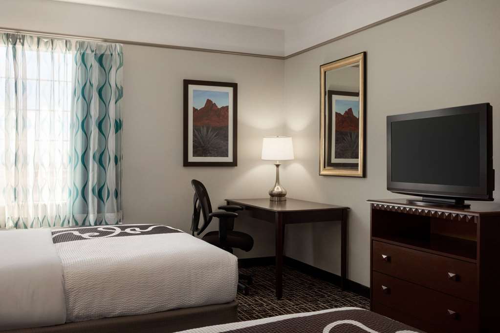 La Quinta Inn & Suites by Wyndham Dumas - photo 17